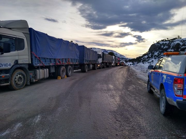 Desde Provincia se informó que son más de 240 los camiones varados que esperan cruzar por Pino Hachado. (Foto https://www.facebook.com/DefensaCivilNeuquen).-