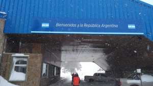 Los camioneros seguirán varados por el cierre de Pino hachado: por qué son claves las banquinas