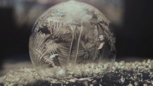 Maquinchao con -14°C es el lugar más frío del país: mirá cómo se congela una burbuja