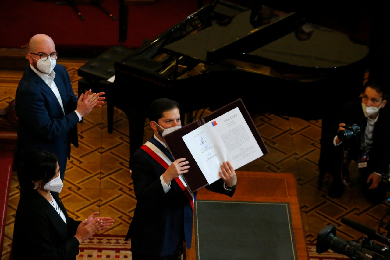 Boric muestra el texto entregado por la Convención Constituyente. 
