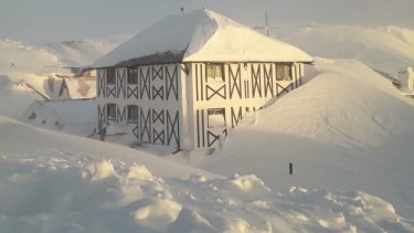 Detrás del bardón de nieve está el departamento donde vive Nico. Así estaba Copahue después de la nevada, en una foto tomada en la mañana del lunes 11. Foto: Nico Canter  