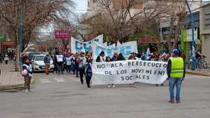 Denuncian «persecución» a los movimientos sociales con una marcha a tribunales en Roca