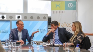 En la reunión estuvo presente la intendenta María Emilia Soria y el mandatario de Cipolletti Claudio Di Tella y el administrador General de Vialidad, Gustavo Arrieta. Foto: Gentileza. 