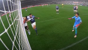 El árbitro Tobar revisó la repetición de la jugada 43 veces.