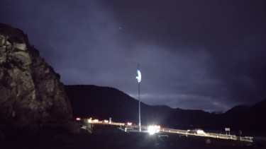 Así estaba hoy a las 8:15 el Camino de los Siete Lagos: una caravana incesante de autos rumbo a Chapelco. Foto: Patricio Rodríguez