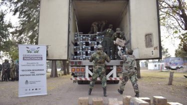 Gendarmería descubrió la droga oculta gracias al perro antinarcóticos. 