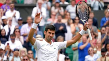 El serbio se metió en los octavos de final y se ilusiona con ganar por séptima ocasión en Wimbledon. (AP Photo/Alberto Pezzali)
