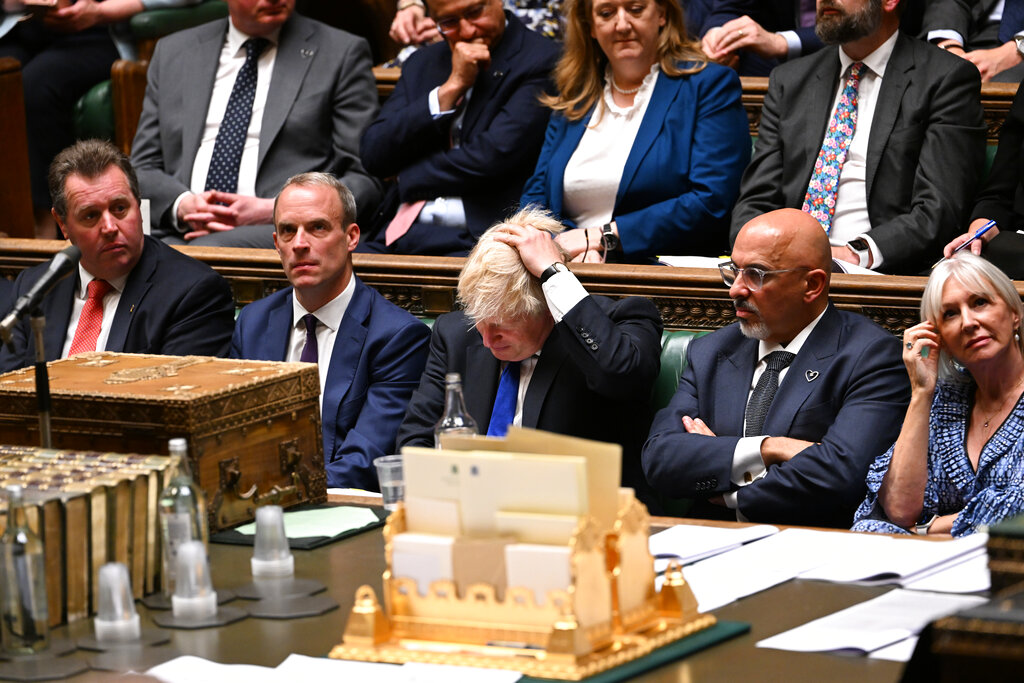 Boris Johnson tuvo que responder a la preguntas del Parlamento británico, luego de la renuncia masiva de funcionarios de su gobierno. (Jessica Taylor/UK Parliament via AP)