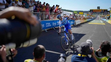 Los fotógrafos registran la llegada del ganador de la decimocuarta etapa, el australiano Michael Matthews. (Foto AP/Thibault Camus)