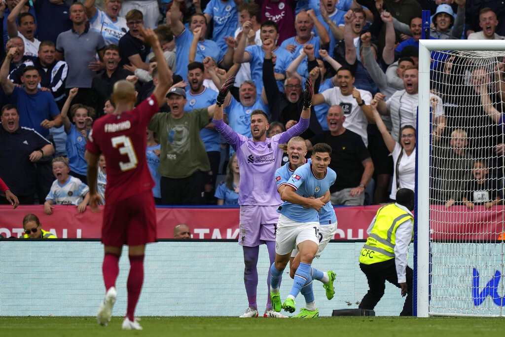 Julián Álvarez anotó su primer gol oficial con el City en la final que su equipo perdió ante Liverpool. (AP Photo/Frank Augstein)