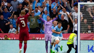 Julián Álvarez anotó su primer gol oficial con el City en la final que su equipo perdió ante Liverpool. (AP Photo/Frank Augstein)