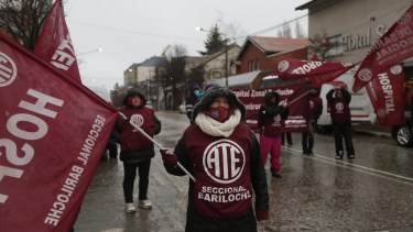 Dirigentes del gremio ATE se manifestaron en el centro de bariloche en la jornada de protesta previa  ala reapertura de paritarias. Foto: Gentileza