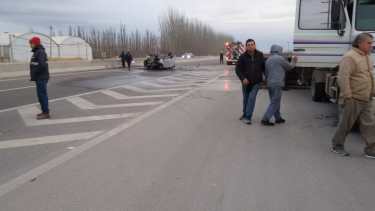 Un auto y una camión chocaron y el rodado menor se prendió fuego. Foto: Pablo Accinelli