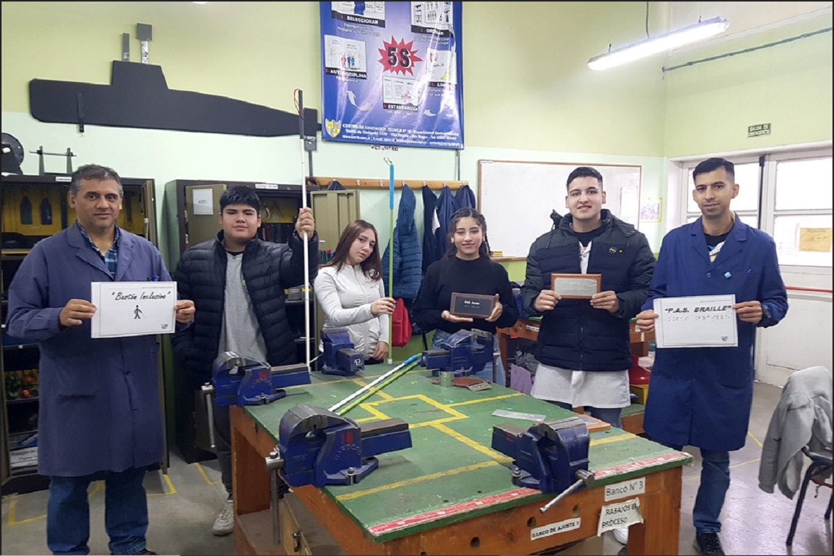 Los alumnos del CET 18 de Villa Regina trabajan en la fabricación de cartelería en Braille y bastones inclusivos. (Fotos Néstor Salas)