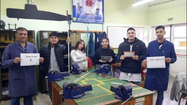 Los alumnos del CET 18 de Villa Regina trabajan en la fabricación de cartelería en Braille y bastones inclusivos. (Fotos Néstor Salas)