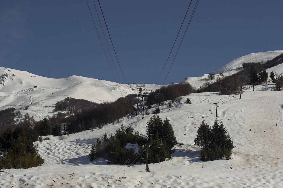 Las pistas de esquí y los medios de elevación del cerro Catedral se mantienen cerrados este domingo por el duelo en la montaña. Foto: Marcelo Martinez