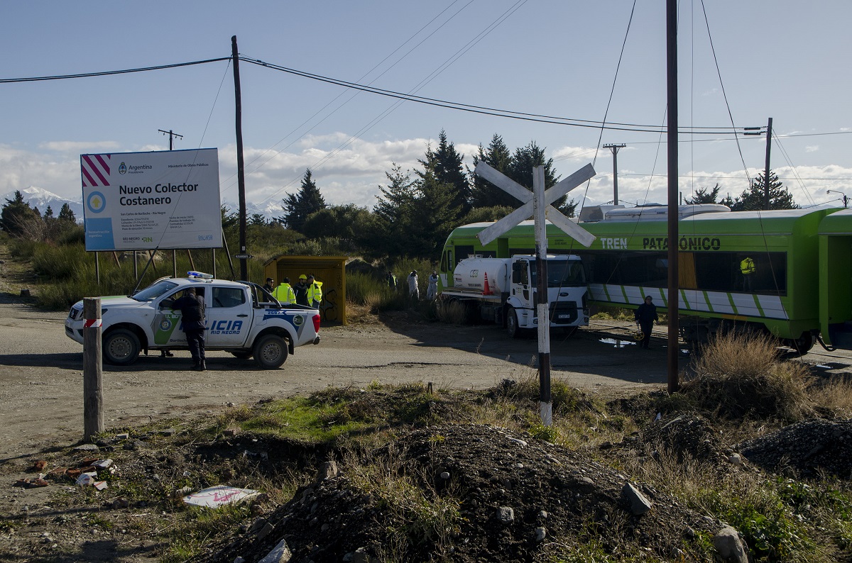 El Tren Patagónico embistió a un camión atmosférico que cruzó un paso a
