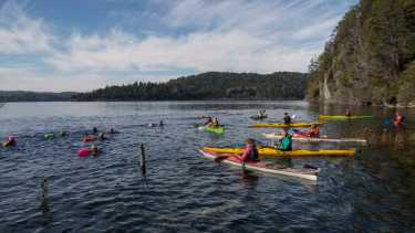 El fin de semana se realizó una protesta en rechazo de la instalación de un club náutico en el lago Moreno, en Bariloche. Foto: Marcelo Martinez