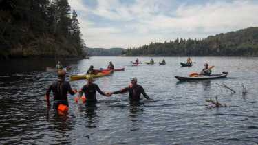 Nadadores de aguas frías se sumergieron en el lago Moreno para protestar contra un emprendimiento privado en Bariloche. Foto: Marcelo Martinez