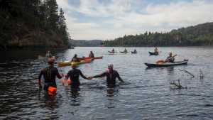 Nadaron en las frías aguas del lago Moreno en rechazo a un proyecto náutico en Bariloche