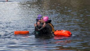 Las imágenes de una singular protesta desde el lago Moreno, en defensa del medio ambiente