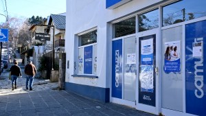 Presentan un amparo colectivo para que Camuzzi garantice las conexiones a la red de gas en Bariloche