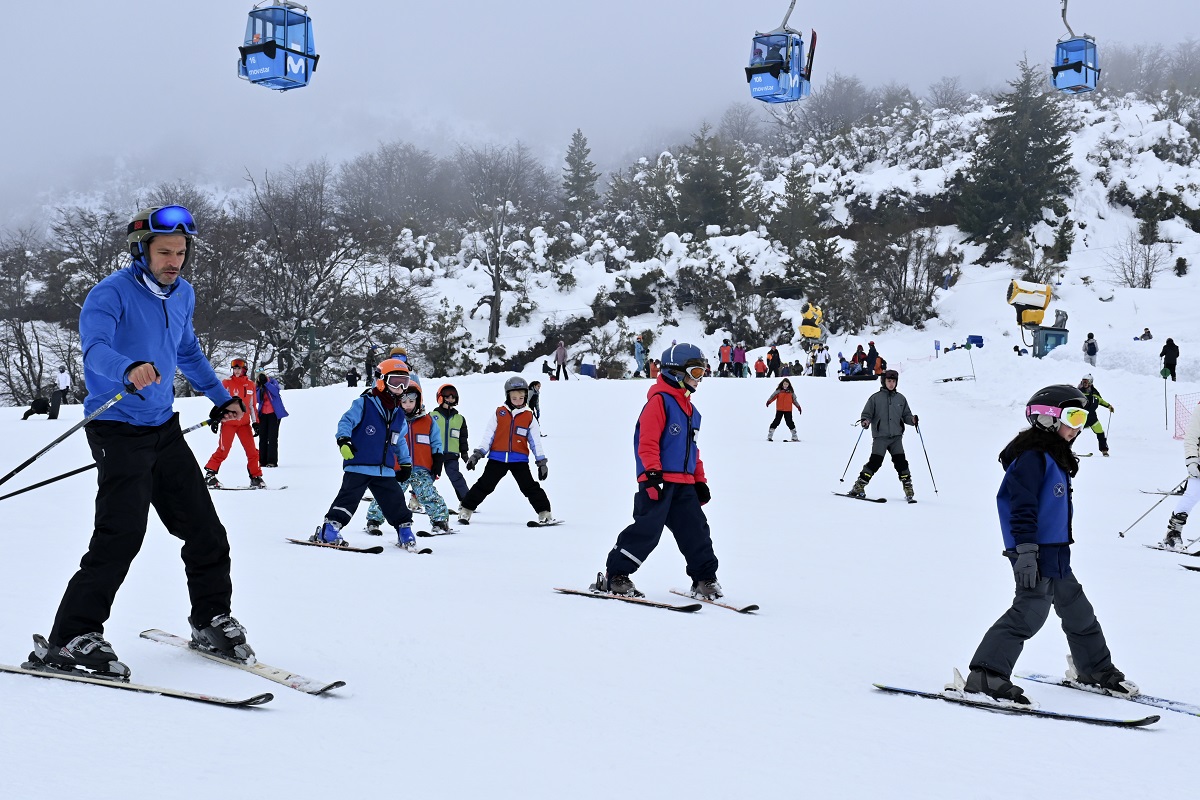 El gremio AEC aseguró que las clases de esquí son parte de su colonia de invierno. Archivo