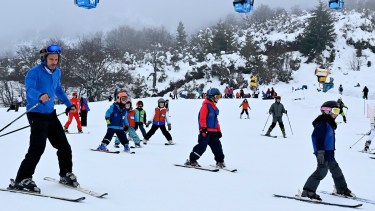 El gremio AEC aseguró que las clases de esquí son parte de su colonia de invierno. Archivo