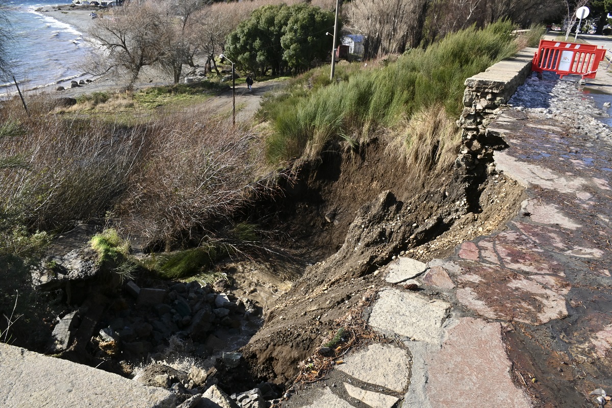 El derrumbe afectó un tramo de unos 5 o 6 metros de extensión del clásico paseo de la costanera de Bariloche. (Foto Alfredo Leiva)