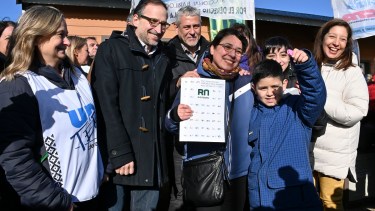 La gobernadora Arabela Carreras encabezó la entrega de viviendas. Foto: Chino Leiva