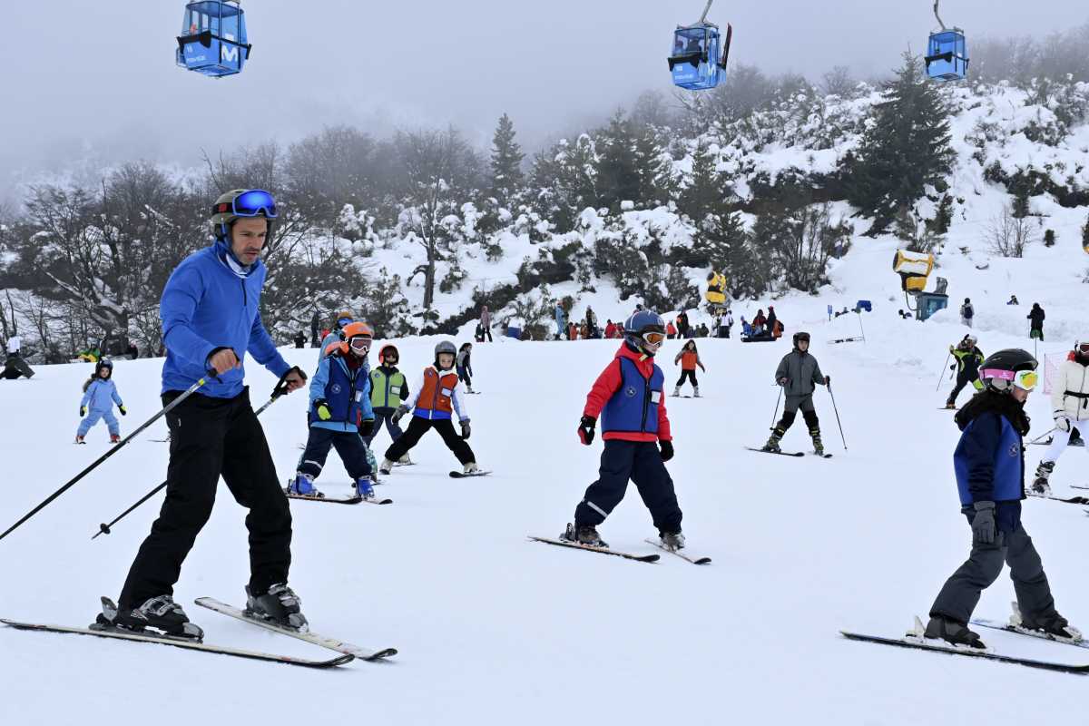 En los clubes de esquí de Bariloche y las escuelas infantiles, el uso es obligatorio. Fotos: Alfredo Leiva.