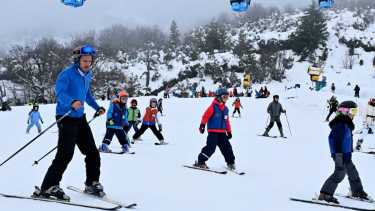 En los clubes de esquí de Bariloche y las escuelas infantiles, el uso es obligatorio. Fotos: Alfredo Leiva.