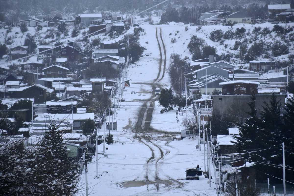 Nieve en  los barrios de la zona sur de Bariloche. Foto Archivo: Chino Leiva