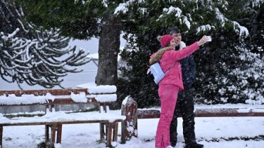 La selfie con nieve y en pleno Centro Cívico, la postal de los turistas estas vacaciones de invierno. Foto: Chino Leiva