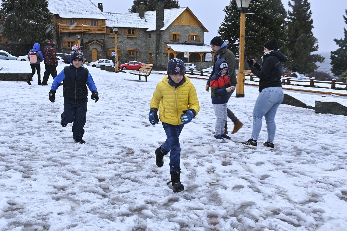 Los turistas salieron a jugar con la nieve en el Centro Cívico de Bariloche, en el tercer día de temporal. Foto: Chino Leiva