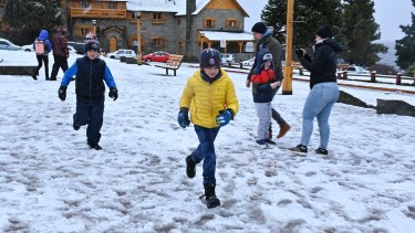 Los turistas juegan con la nieve en el Centro Cívico de Bariloche. Foto archivo: Chino Leiva