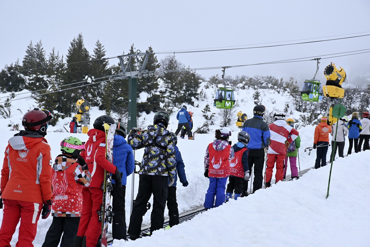 En la base del cerro Catedral circulan miles de esquiadores principiantes. Este año no hay quejas por demoras en los medios de elevación. Foto: Chino Leiva