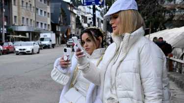 Marcelle Martins y Fernanda Coxta en las calles de Bariloche. Foto: Alfredo Leiva