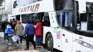 Fuerte movimiento en la terminal de ómnibus de Bariloche con la llegada de charters extranjeros
