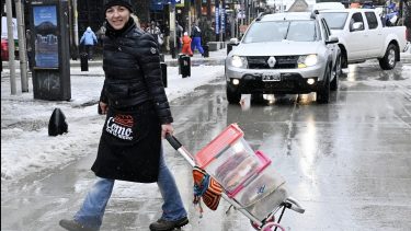Luisina llega cada día desde el barrio Cooperativa 258 al centro de Bariloche para ofrecer sus sandwich de milanesa, con su lema "Coma con la mano". Foto: Chino Leiva