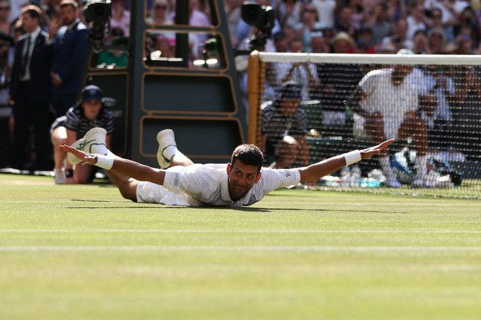 Nole festeja boca abajo en el césped de Wimbledon. Llegó a 21 Grand Slams en su carrera. 