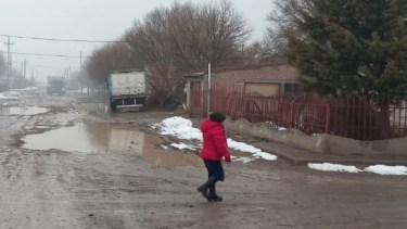 En los barrios bajos las calles presentan grandes charcos de agua y mucho barro. Foto: José Mellado. 