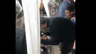 Capitanich y un nuevo blooper: besó a un maniquí. 