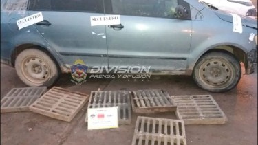 El hombre llevaba las rejillas en el auto en el que viajaba con una mujer y una niña. 