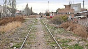 Los pasos a nivel del tren en Cipolletti: peligrosos y abandonados
