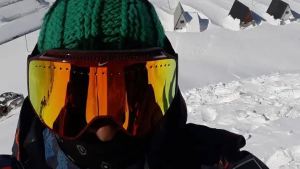 El diario del «Yeti de Copahue»: bajo 7 metros de nieve, así festeja su cumple Nico