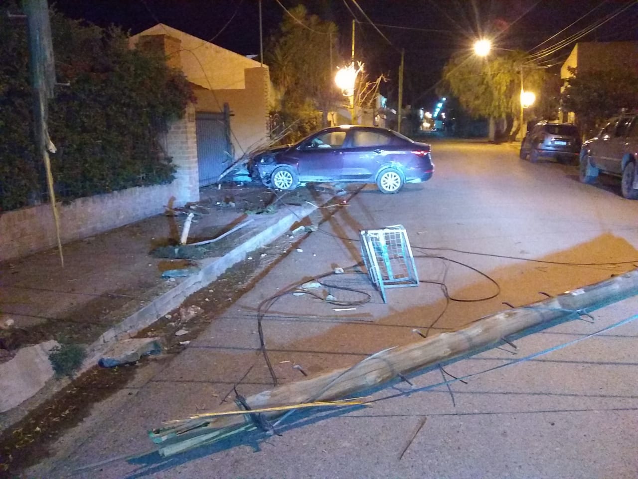 Luego de derribar el poste y chocar contra la vivienda, el conductor abandonó el auto. (Foto gentileza)