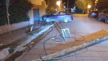 Luego de derribar el poste y chocar contra la vivienda, el conductor abandonó el auto. (Foto gentileza)