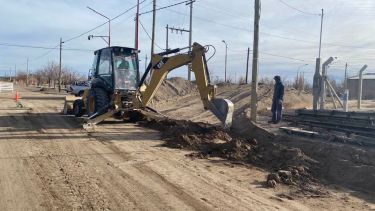Operarios municipal realizan movimiento de suelo en el sector norte de la localidad. Foto: gentileza. 