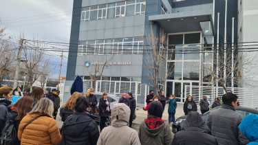 Se desplazaron desde el edificio escolar en Plaza Huincul hasta el edificio judicial. (Foto: Andrea Vazquez)